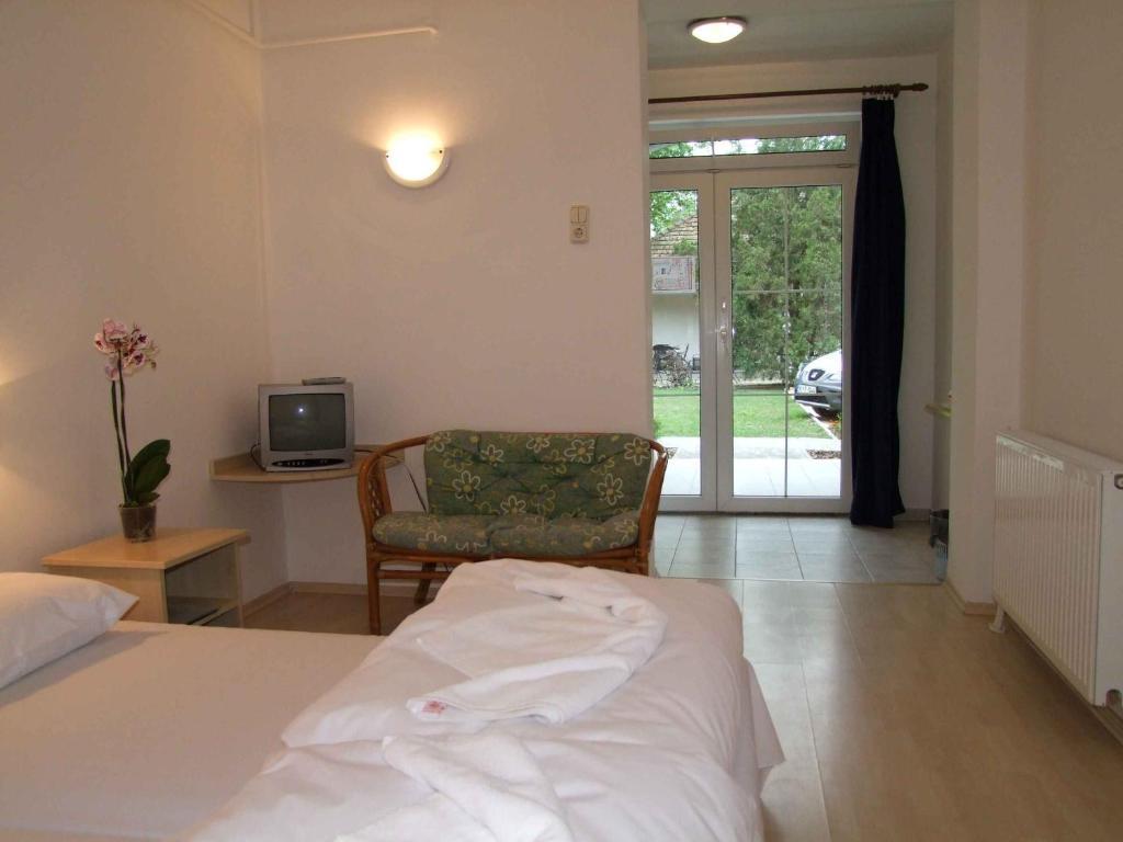 Hotel Platán Zamárdi Habitación foto